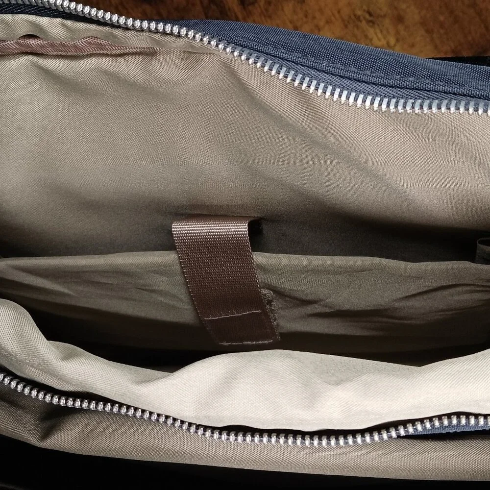 Baggallini Tablet Travel Shoulder Tote Bag Black Nylon Zipper Closure